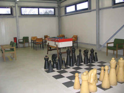 Schachfeld auf dem Fußboden des Freizeitraumes