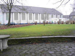 Sicht auf die Turnhalle vom Grillplatz aus Sicht auf die Turnhalle vom Grillplatz aus